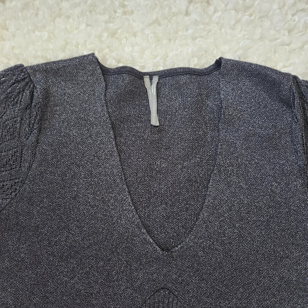 ⭐ HOST PICK⭐ Anthropologie L Metallic V-Neck Twofer Sweater Black Woven Sleeve - Picture 5 of 15